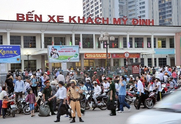 Bến xe Mỹ Đình bị quá tải suốt nhiều tháng qua, xe khách chạy lòng vòng đón khách dọc đường diễn ra phổ biến tại khu vực bến này. Bến xe Mỹ Đình bị quá tải suốt nhiều tháng qua, xe khách chạy lòng vòng đón khách dọc đường diễn ra phổ biến tại khu vực bến này.