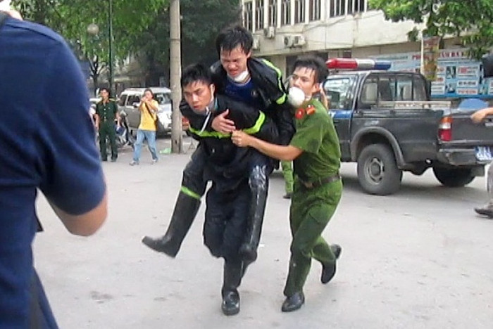 Lính cứu hỏa bị thương được đưa vào BV Xanh-pôn cấp cứu. Lính cứu hỏa bị thương được đưa vào BV Xanh-pôn cấp cứu.