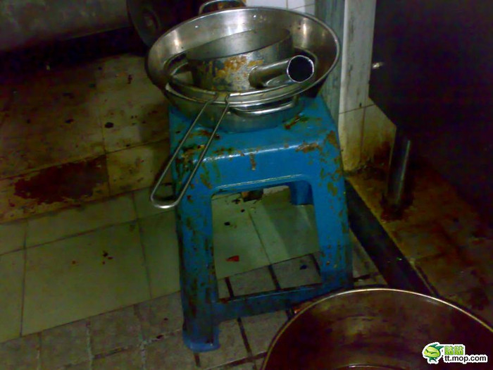 Nhưng các dụng cụ ở nhà bếp hết sức cáu bẩn Nhưng các dụng cụ ở nhà bếp hết sức cáu bẩn