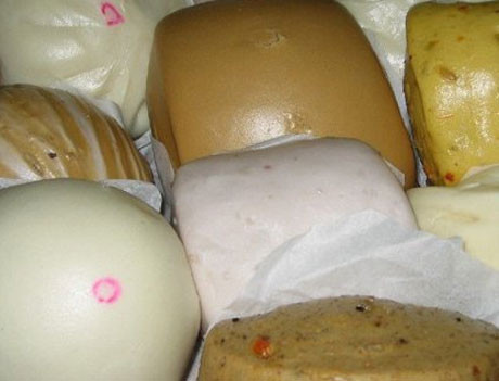 Tháng 4/2011, Đài Truyền hình Trung ương Trung Quốc phát sóng đoạn phóng sự về cơ sở tái chế bánh bao cũ thành bánh bao mới. Sự việc đã khiến người tiêu dùng hết sức quan tâm Tháng 4/2011, Đài Truyền hình Trung ương Trung Quốc phát sóng đoạn phóng sự về cơ sở tái chế bánh bao cũ thành bánh bao mới. Sự việc đã khiến người tiêu dùng hết sức quan tâm