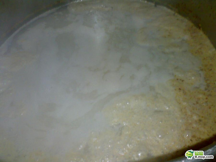 Trước đó, tháng 7/2011, trên một trang web ở Trung Quốc xuất hiện hình ảnh khu vực phía sau một nhà hàng lẩu hết sức bẩn thỉu. Nồi nước dùng được cho là tận dụng thịt, xương từ những nồi lẩu trước đó nổi váng bọt Trước đó, tháng 7/2011, trên một trang web ở Trung Quốc xuất hiện hình ảnh khu vực phía sau một nhà hàng lẩu hết sức bẩn thỉu. Nồi nước dùng được cho là tận dụng thịt, xương từ những nồi lẩu trước đó nổi váng bọt