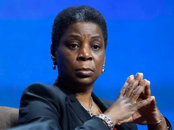 8. Ursula Burns, CEO hãng máy in Xerox Tổng tiền thù lao năm 2011: 12.902.607 USD Tiền lương và thưởng tiền mặt: 1.100.000 USD Thưởng cổ phiếu và các khoản khác: 7.500.106 USD Đảm nhận chức vụ CEO từ: Tháng 7/2009