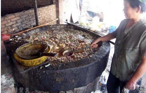 Những năm gần đây, báo chí Trung Quốc liên tục đưa tin về hành vi tái chế dầu ăn từ rác thảo hoặc thức ăn thừa. Những năm gần đây, báo chí Trung Quốc liên tục đưa tin về hành vi tái chế dầu ăn từ rác thảo hoặc thức ăn thừa.