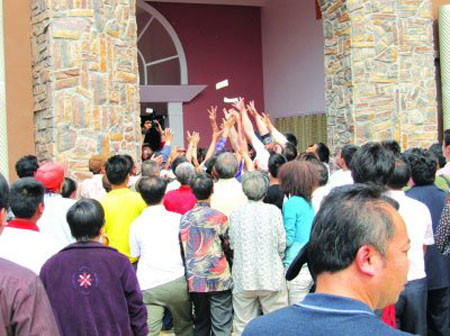 Tổng số tiền phát ra là khoảng 10.000 nhân dân tệ (tức hơn 30 triệu đồng). Nhiều người đang vui chơi ở trung tâm giải trí hết sức ngạc nhiên và vui mừng khi nhặt được tiền từ trên khinh khí cầu bay xuốngMột lúc sau, khinh khí cầu gặp sự cố, các cô gái ra khỏi khinh khí cầu và lên tầng hai của khách sạn để tải những tờ 50 – 100 nhân dân tệ (tức 160.000 đồng – hơn 300.000 đồng). Tổng số tiền phát ra là khoảng 10.000 nhân dân tệ (tức hơn 30 triệu đồng). Nhiều người đang vui chơi ở trung tâm giải trí hết sức ngạc nhiên và vui mừng khi nhặt được tiền từ trên khinh khí cầu bay xuốngMột lúc sau, khinh khí cầu gặp sự cố, các cô gái ra khỏi khinh khí cầu và lên tầng hai của khách sạn để tải những tờ 50 – 100 nhân dân tệ (tức 160.000 đồng – hơn 300.000 đồng).