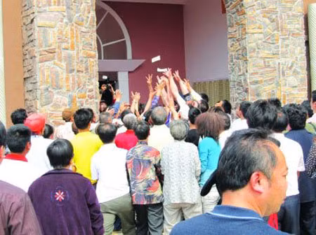 Tổng số tiền phát ra là khoảng 10.000 nhân dân tệ (tức hơn 30 triệu đồng). Nhiều người đang vui chơi ở trung tâm giải trí hết sức ngạc nhiên và vui mừng khi nhặt được tiền từ trên khinh khí cầu bay xuốngMột lúc sau, khinh khí cầu gặp sự cố, các cô gái ra khỏi khinh khí cầu và lên tầng hai của khách sạn để tải những tờ 50 – 100 nhân dân tệ (tức 160.000 đồng – hơn 300.000 đồng).