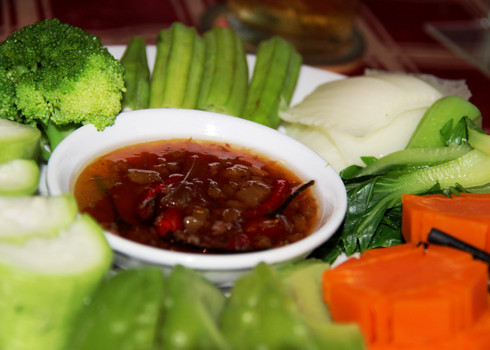 Điều thú vị khi được thưởng thức ẩm thực tại TP.HCM là trên bàn ăn luôn có đĩa nước mắm. Đây là hương vị khiến nhiều du khách Tây trầm trồ.