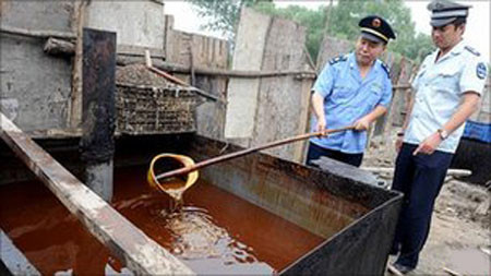 Cơ quan chức năng Trung Quốc phát hiện một cơ sở sản xuất dầu ăn bẩn Cơ quan chức năng Trung Quốc phát hiện một cơ sở sản xuất dầu ăn bẩn