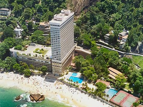 Thành phố Rio (Brazil) nơi nổi tiếng với những bãi biển cát trắng, tràn ngập nắng của xứ sở nhiệt đới. Tại đây, vào đêm giao thừa hàng năm đều có chương trình đón năm mới với những màn pháo hoa tuyệt đẹp.