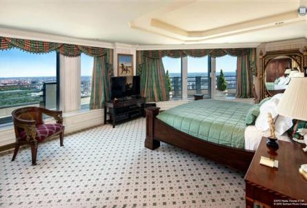 Phòng ngủ với những ô cửa sổ lớn, không gian thoáng đãng Phòng ngủ với những ô cửa sổ lớn, không gian thoáng đãng