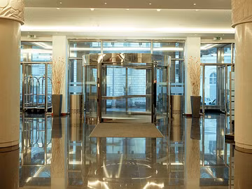 Khách sạn nổi bật với spa tiện nghi, quầy bar,, bồn tắm sang trọng Khách sạn nổi bật với spa tiện nghi, quầy bar,, bồn tắm sang trọng