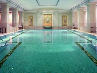 Trong khách sạn có bể bơi tiện nghi và sang trọng Trong khách sạn có bể bơi tiện nghi và sang trọng