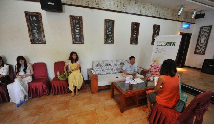 Các cô gái lần lượt tham gia phỏng vấn