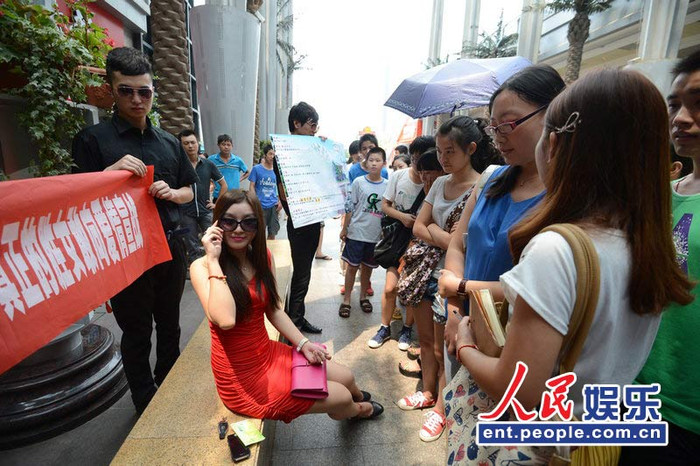 Nhiều người đã đứng gần cô gái để hỏi chuyện Nhiều người đã đứng gần cô gái để hỏi chuyện