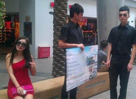 Cô gái cùng các vệ sĩ đã thu hút sự quan tâm của những người xung quanh. Một số người cho rằng, cô gái chỉ thu hút sự chú ý, có người thì nói rằng cô gái muốn thu hút đại gia. Cô gái cùng các vệ sĩ đã thu hút sự quan tâm của những người xung quanh. Một số người cho rằng, cô gái chỉ thu hút sự chú ý, có người thì nói rằng cô gái muốn thu hút đại gia.