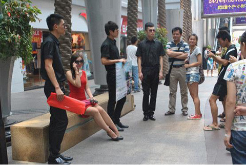 Chỉ hơn 2 tiếng sau khi có mặt ở quảng trường, cô gái và vệ sĩ lên xe Mercedes – Benz quay về mà không tìm được người đàn ông như mong muốn Chỉ hơn 2 tiếng sau khi có mặt ở quảng trường, cô gái và vệ sĩ lên xe Mercedes – Benz quay về mà không tìm được người đàn ông như mong muốn