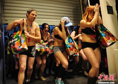 Nhiều người bất chấp cái lạnh giữa mùa đông đã xếp hàng chật cứng trước cửa hàng để đợi đến thời điểm mở cửa. Nhiều người chỉ mặc đồ lót hoặc đồ bơi. Nhiều người bất chấp cái lạnh giữa mùa đông đã xếp hàng chật cứng trước cửa hàng để đợi đến thời điểm mở cửa. Nhiều người chỉ mặc đồ lót hoặc đồ bơi.