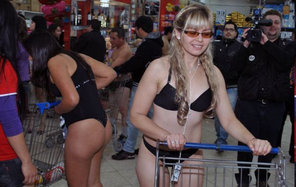 Theo lời quản lý, của hàng sẽ có những chương trình khuyến mại khác để thu hút sự chú ý của khách hàng. Theo lời quản lý, của hàng sẽ có những chương trình khuyến mại khác để thu hút sự chú ý của khách hàng.