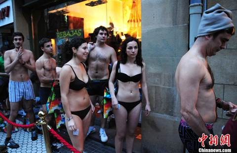 Những vị khách hàng tới cửa hàng tỏ ra rất vui vẻ Những vị khách hàng tới cửa hàng tỏ ra rất vui vẻ