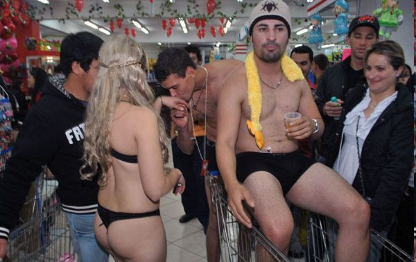 Cửa hàng đưa ra khuyến mại là Gran America chuyên bán quần áo, nước hoa, đồ điện… Hơn 100 khách hàng đã mặc đồ lót tới cửa hàng Gran America. Doanh số bán hàng tăng đáng kể, quản lý cửa hàng nói: “Chưa bao giờ tôi thấy cửa hàng đông khách như vây”. Cửa hàng đưa ra khuyến mại là Gran America chuyên bán quần áo, nước hoa, đồ điện… Hơn 100 khách hàng đã mặc đồ lót tới cửa hàng Gran America. Doanh số bán hàng tăng đáng kể, quản lý cửa hàng nói: “Chưa bao giờ tôi thấy cửa hàng đông khách như vây”.