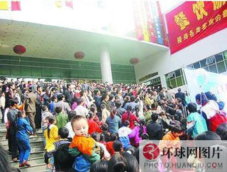 Tổng số tiền được rải ra lên đến hơn 20.000 dân tệ. Vì muốn được nhiều tiền, không ít người tranh giành, có những thanh niên còn trèo lên một mái chắn để hứng tiền được nhanh hơn. Tuy nhiên, sau đó quá đông người cùng la hét và tranh cướp tiền, nên ông chủ đã quyết định dừng việc phát tiền trên. Tổng số tiền được rải ra lên đến hơn 20.000 dân tệ. Vì muốn được nhiều tiền, không ít người tranh giành, có những thanh niên còn trèo lên một mái chắn để hứng tiền được nhanh hơn. Tuy nhiên, sau đó quá đông người cùng la hét và tranh cướp tiền, nên ông chủ đã quyết định dừng việc phát tiền trên.