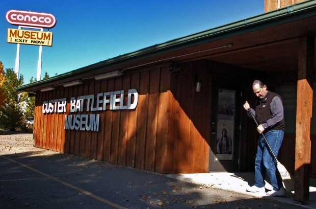 Bên trong thị trấn có cửa hàng, bảo tàng, văn phòng, bưu điện, trạm xăng, nhà hàng, tòa nhà đa năng và khu picnic. Tại đây chỉ có ông Kortlander và một người trông coi, ngoài ra không có cư dân nào khác. Bên trong thị trấn có cửa hàng, bảo tàng, văn phòng, bưu điện, trạm xăng, nhà hàng, tòa nhà đa năng và khu picnic. Tại đây chỉ có ông Kortlander và một người trông coi, ngoài ra không có cư dân nào khác.