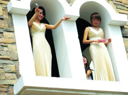 Trước đó, nhân dịp nghỉ lễ Quốc tế Lao động 1/5, một ông chủ khách sạn ở Giang Tô đã thuê 3 cô gái xinh đẹp ngồi trên khinh khí cầu để rải tiền xuống nơi nhiều người đang vui chơi tại trung tâm giải trí Thế Á. Ông Vương – Chủ khách sạn và là người rải tiền cho mọi người nói: tình hình kinh doanh khá phát đạt, khách hàng là dân địa phương nên nhân ngày 1/5, ông quyết định dùng khinh khí cầu phát tiền tri ân các thượng đế. Trước đó, nhân dịp nghỉ lễ Quốc tế Lao động 1/5, một ông chủ khách sạn ở Giang Tô đã thuê 3 cô gái xinh đẹp ngồi trên khinh khí cầu để rải tiền xuống nơi nhiều người đang vui chơi tại trung tâm giải trí Thế Á. Ông Vương – Chủ khách sạn và là người rải tiền cho mọi người nói: tình hình kinh doanh khá phát đạt, khách hàng là dân địa phương nên nhân ngày 1/5, ông quyết định dùng khinh khí cầu phát tiền tri ân các thượng đế.