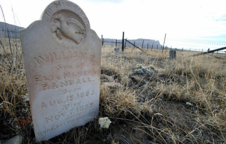 Người chủ cũ của thị trấn dọn đi nơi khác bởi không có ai làm hàng xóm Người chủ cũ của thị trấn dọn đi nơi khác bởi không có ai làm hàng xóm