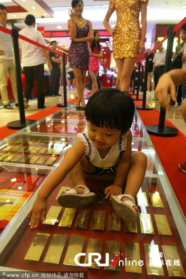 Nhiều người dân, đặc biệt các em nhỏ rất thích thú trước con đường lạ này. Các thỏi vàng nặng gần 1 kg, được xếp thành đường dài 7m Nhiều người dân, đặc biệt các em nhỏ rất thích thú trước con đường lạ này. Các thỏi vàng nặng gần 1 kg, được xếp thành đường dài 7m