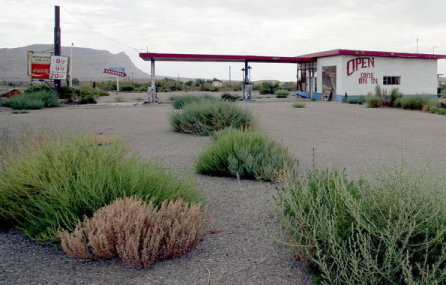 Thị trấn chỉ gồm một cây xăng, một số ngôi nhà Thị trấn chỉ gồm một cây xăng, một số ngôi nhà