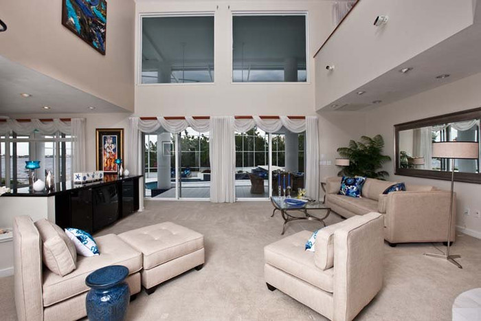 Phòng khách có trần nhà cao với những bộ sofa cùng tông màu với tường, không gian khoáng đãng Phòng khách có trần nhà cao với những bộ sofa cùng tông màu với tường, không gian khoáng đãng