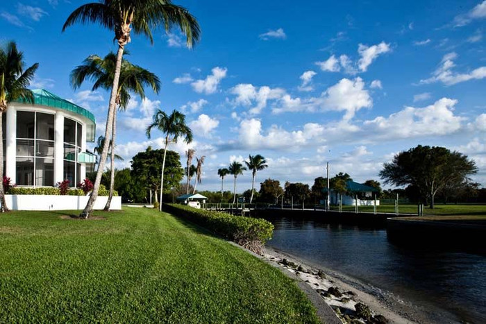 Khu bất động sản có tên Buena Vista ở Florida đang được rao bán với giá gần 11 triệu USD. Biêt thự nằm trên thửa đất diện tích 5,5 mẫu Anh. Khu bất động sản có tên Buena Vista ở Florida đang được rao bán với giá gần 11 triệu USD. Biêt thự nằm trên thửa đất diện tích 5,5 mẫu Anh.