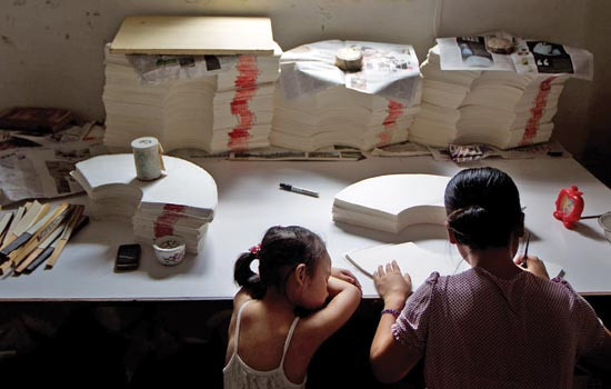 Sản xuất quạt giấy mạ vàng theo phong cách triều Minh là hướng đi của một số cơ sở sản xuất quạt giấy ở Tô Châu Sản xuất quạt giấy mạ vàng theo phong cách triều Minh là hướng đi của một số cơ sở sản xuất quạt giấy ở Tô Châu