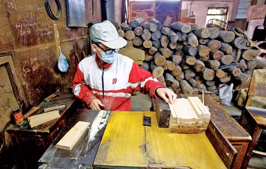 Các cơ sở sản xuất quạt gỗ đàn hương đối mặt với giá gỗ đàn hương tăng cao Các cơ sở sản xuất quạt gỗ đàn hương đối mặt với giá gỗ đàn hương tăng cao