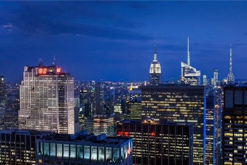 Xung quanh căn hộ về đêm đều là những tòa nhà cao ốc tráng lệ Xung quanh căn hộ về đêm đều là những tòa nhà cao ốc tráng lệ