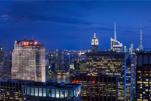 Xung quanh căn hộ về đêm đều là những tòa nhà cao ốc tráng lệ