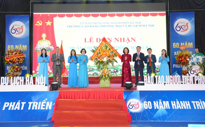 Phó Chủ tịch Ủy ban nhân dân thành phố Hà Nội Vũ Thu Hà tặng hoa chúc mừng Nhà trường. (Ảnh: NTCC)