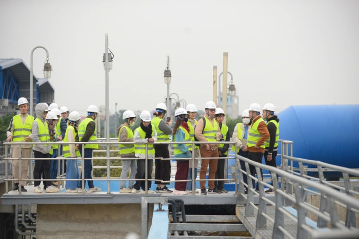 Sinh viên ngành Khoa học Môi trường Ứng dụng, Trường Đại học Khoa học và Công nghệ Hà Nội tham gia buổi học ngoại khóa tại Nhà máy Nước mặt Sông Đuống – AQUAONE. (Ảnh: website nhà trường)