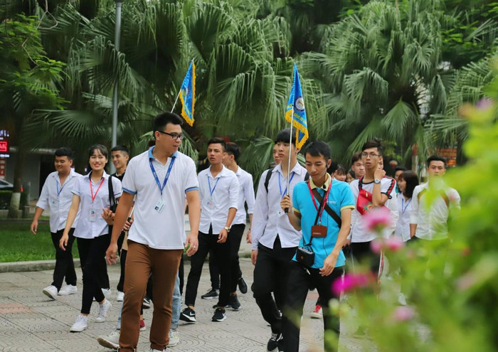 Sinh viên ngành Quản trị lữ hành Trường Cao đẳng Du lịch Hải Phòng hướng dẫn du lịch thực tế, thực tập tại điểm du lịch. (Ảnh: website nhà trường)