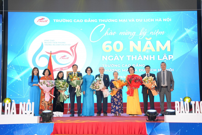 Trường Cao đẳng Thương mại và Du lịch Hà Nội tri ân lãnh đạo nhà trường qua các thời kỳ. (Ảnh: NTCC)