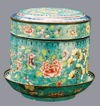 Hộp đựng cau trầu, pháp lam ký kiểu, đời Thiệu Trị. Hộp đựng cau trầu, pháp lam ký kiểu, đời Thiệu Trị.