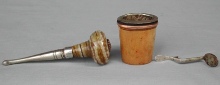 Cối xoáy trầu cau bằng bạc, đời Khải Định. Cối xoáy trầu cau bằng bạc, đời Khải Định.