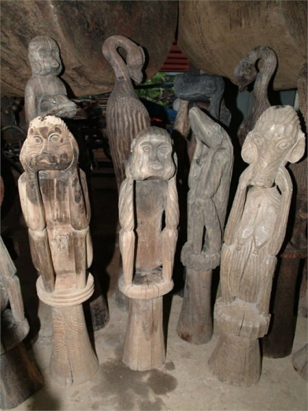 Hiện các đại gia chơi đồ cổ đang rộ lên phong trào săn các loại tượng gỗ, đặc biệt là tượng nhà mồ của đồng bào dân tộc Tây Nguyên, Tây Bắc. Tượng khắc bằng gỗ quý có niên đại càng lớn, thì giá bán càng cao. Thậm chí có bức tượng trị giá gần chục ngàn đô la Mỹ. Hiện các đại gia chơi đồ cổ đang rộ lên phong trào săn các loại tượng gỗ, đặc biệt là tượng nhà mồ của đồng bào dân tộc Tây Nguyên, Tây Bắc. Tượng khắc bằng gỗ quý có niên đại càng lớn, thì giá bán càng cao. Thậm chí có bức tượng trị giá gần chục ngàn đô la Mỹ.