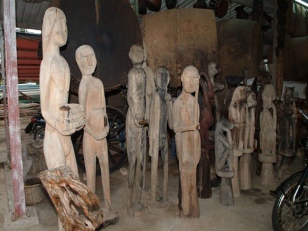 Ngoài bán cho những tay săn đồ cổ, dân làm ăn còn tin nếu ai đặt tượng Nhà mồ phù hợp tại nơi làm việc sẽ “cầu được, ước thấy”. Nhiều “đại gia” đã rinh về nhà bằng được về một tượng nhà mồ để cầu may cho công việc kinh doanh của mình tùy theo cung mạng như: tượng thương nhớ, tượng sinh hoạt, tượng người và thú, tượng phồn thực… Ngoài bán cho những tay săn đồ cổ, dân làm ăn còn tin nếu ai đặt tượng Nhà mồ phù hợp tại nơi làm việc sẽ “cầu được, ước thấy”. Nhiều “đại gia” đã rinh về nhà bằng được về một tượng nhà mồ để cầu may cho công việc kinh doanh của mình tùy theo cung mạng như: tượng thương nhớ, tượng sinh hoạt, tượng người và thú, tượng phồn thực…