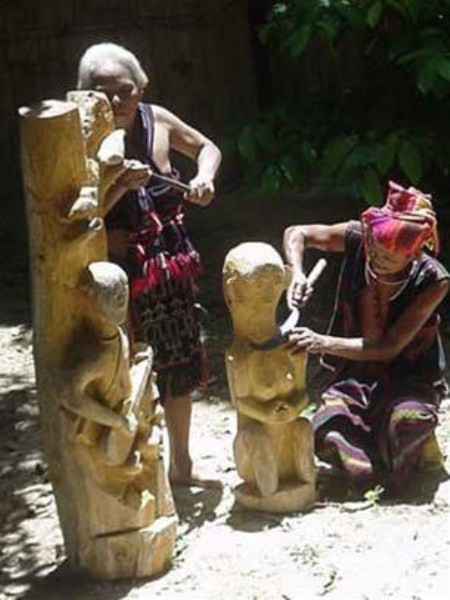 Nhưng do không hiểu biết và chỉ chơi theo phong trào, mà nhiều đại gia mất đến tiền tỉ để mua về tượng nhà mồ mới chế tác. Nhưng do không hiểu biết và chỉ chơi theo phong trào, mà nhiều đại gia mất đến tiền tỉ để mua về tượng nhà mồ mới chế tác.