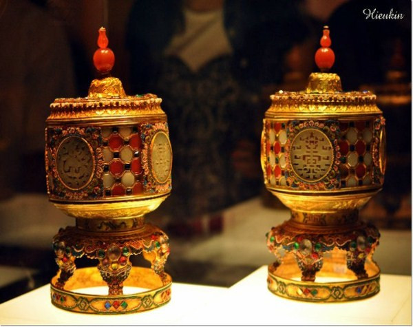 Đài vàng cẩn ngọc, san hô. Trọng lượng 2150 Gram. Đài vàng cẩn ngọc, san hô. Trọng lượng 2150 Gram.