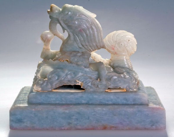 Ấn ngọc “Đại Nam thụ thiên vĩnh mệnh truyền quốc tỉ”. Đây là Ngọc tỷ quý và lớn nhất trong các Ngọc tỷ triều Nguyễn. Ngọc tỷ này dùng đóng trên những bản sắc mệnh ban cho các nước chư hầu, những việc ban bố cho thiên hạ, được bảo vệ và đặc biệt quý trọng. Quai ấn là hình rồng cuộn, ấn hai cấp hình vuông. Mặt ấn khắc nổi 9 chữ Triện, phân đều 3 hàng dọc và ngang. Ấn ngọc “Đại Nam thụ thiên vĩnh mệnh truyền quốc tỉ”. Đây là Ngọc tỷ quý và lớn nhất trong các Ngọc tỷ triều Nguyễn. Ngọc tỷ này dùng đóng trên những bản sắc mệnh ban cho các nước chư hầu, những việc ban bố cho thiên hạ, được bảo vệ và đặc biệt quý trọng. Quai ấn là hình rồng cuộn, ấn hai cấp hình vuông. Mặt ấn khắc nổi 9 chữ Triện, phân đều 3 hàng dọc và ngang.