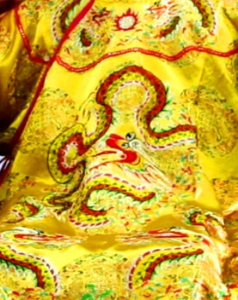Long bào thêu hình Rồng của nhà Vua. Long bào thêu hình Rồng của nhà Vua.