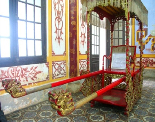 Kiệu vua có 2 đầu rồng ở đầu cán. Kiệu vua có 2 đầu rồng ở đầu cán.