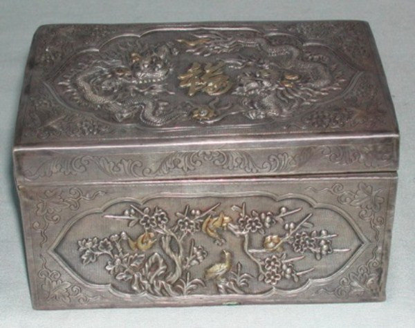 Hộp đựng thuốc bằng bạc, đời Khải Định. Hộp đựng thuốc bằng bạc, đời Khải Định.