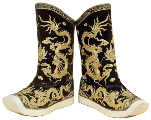 Hình rồng thêu trên đôi hia của vua Khải Định. Hình rồng thêu trên đôi hia của vua Khải Định.